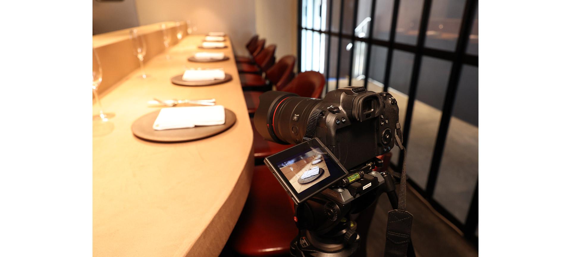 Appareil photo sans miroir Canon EOS R3 photographiant une rangée de couverts.