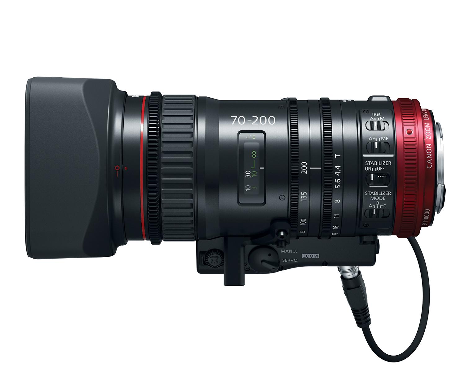 L'objectif Compact-Servo CN-E 70-200mm T4.4L IS de Canon avec poignée accessoire ZSG-C10 - Côté gauche