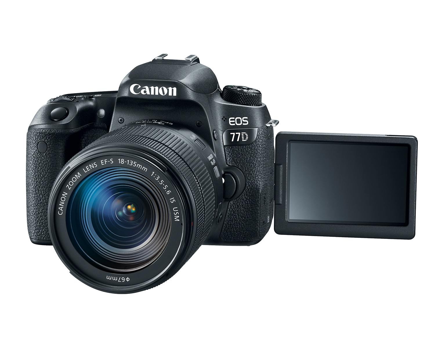 EOS 77D avec objectif EF-S 18-135mm - Vue trois quarts avec l'écran ACL ouverte 