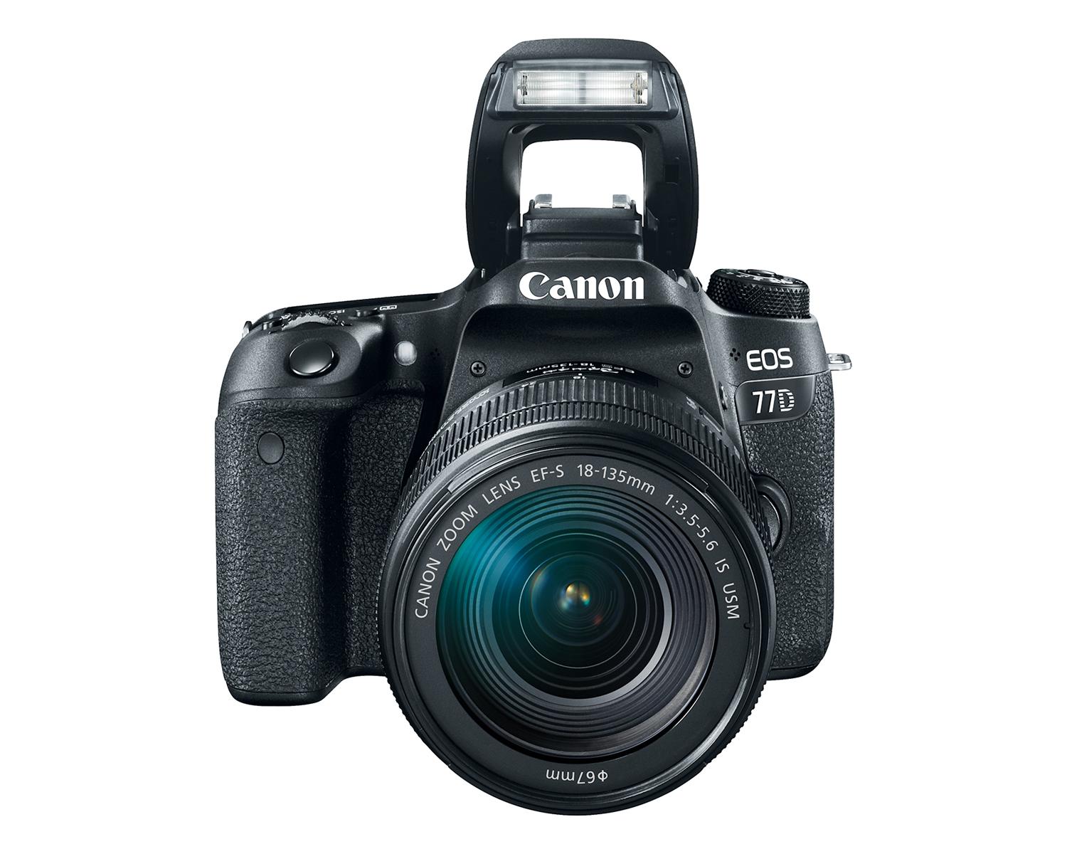 EOS 77D avec objectif EF-S 18-135mm - Vue de face supérieure avec flash