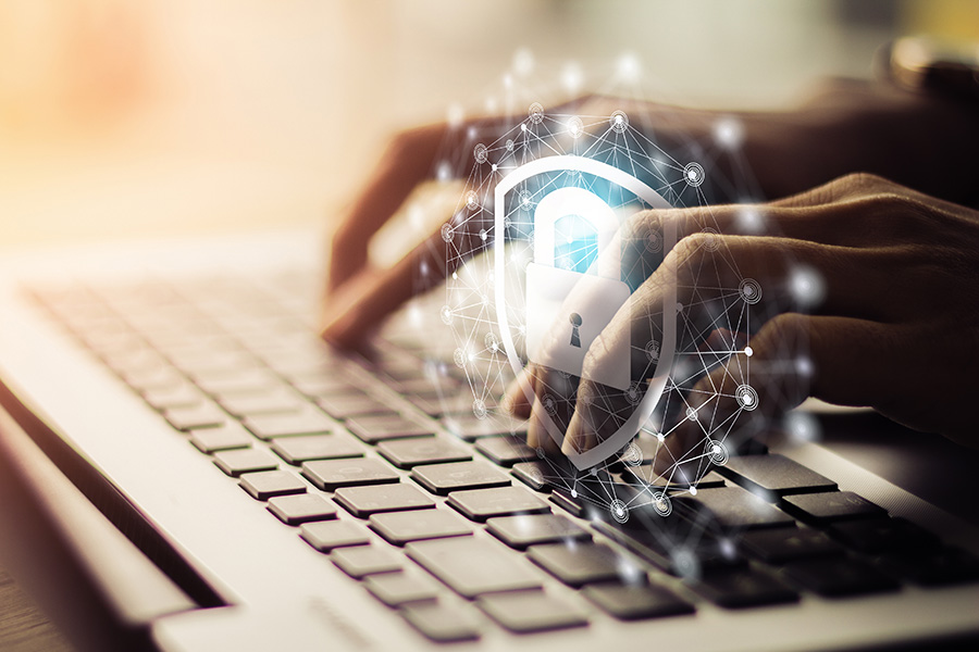Un homme qui travaille à un ordinateur portable avec un arrière-plan de codes technologiques des icônes de cybersécurité