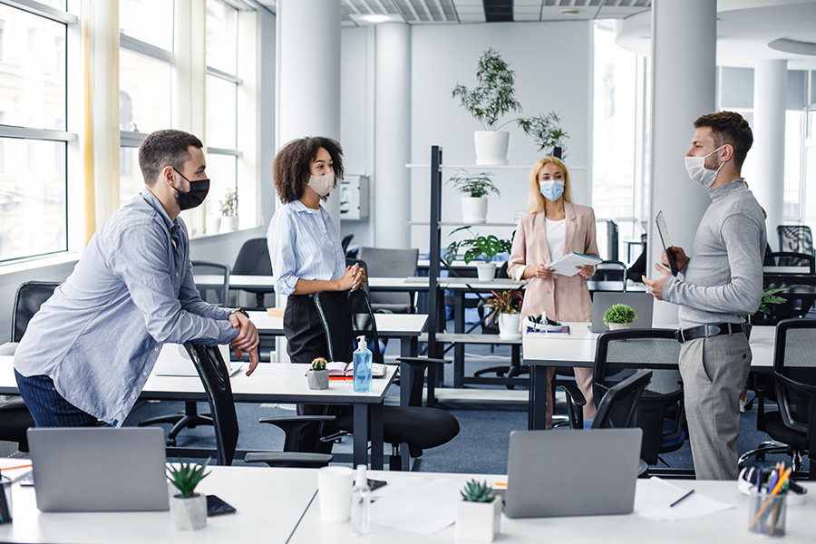 Personnes portant un masque facial dans un bureau