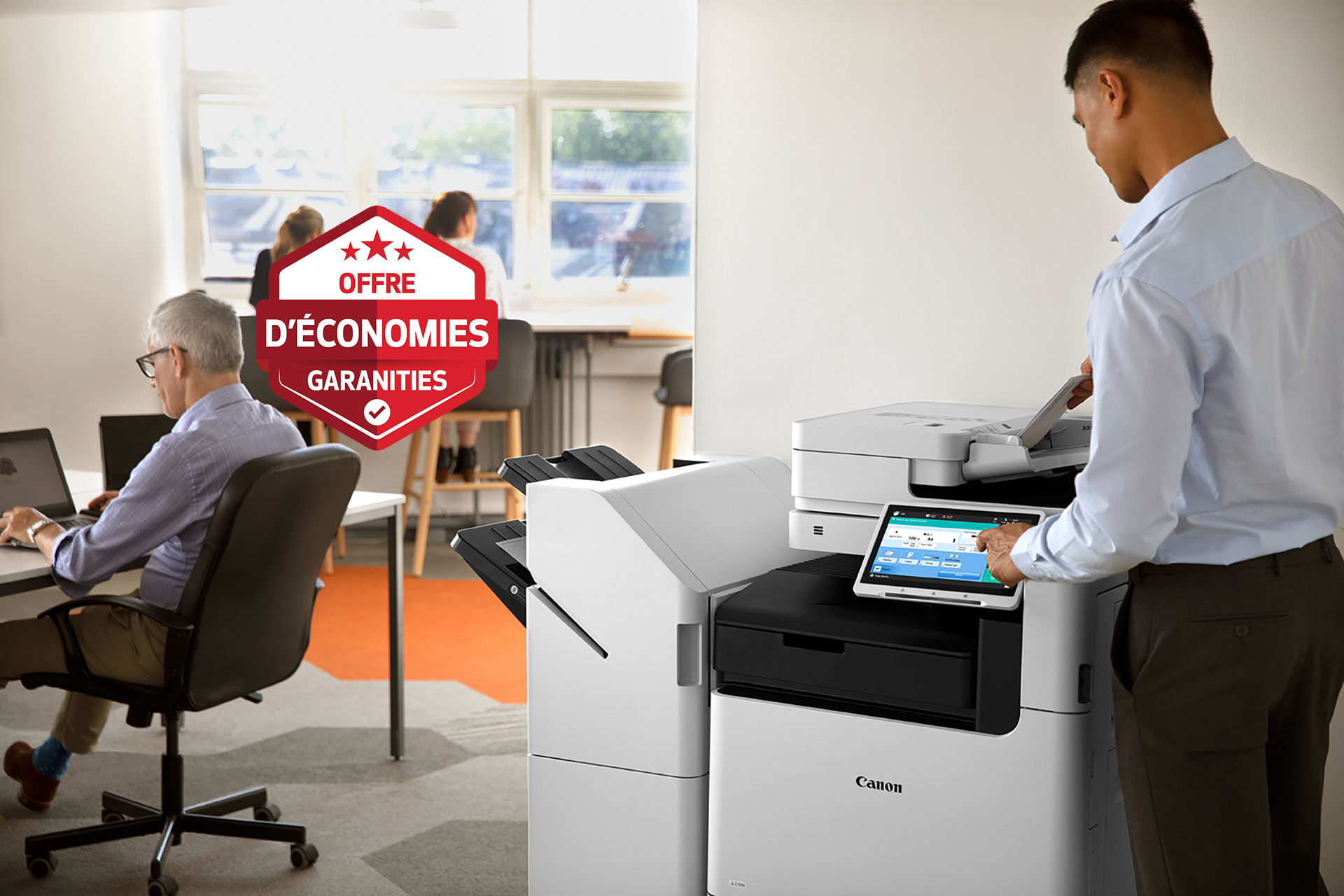 Canon imageRUNNER dans un bureau avec un badge de défi d'économies garanti