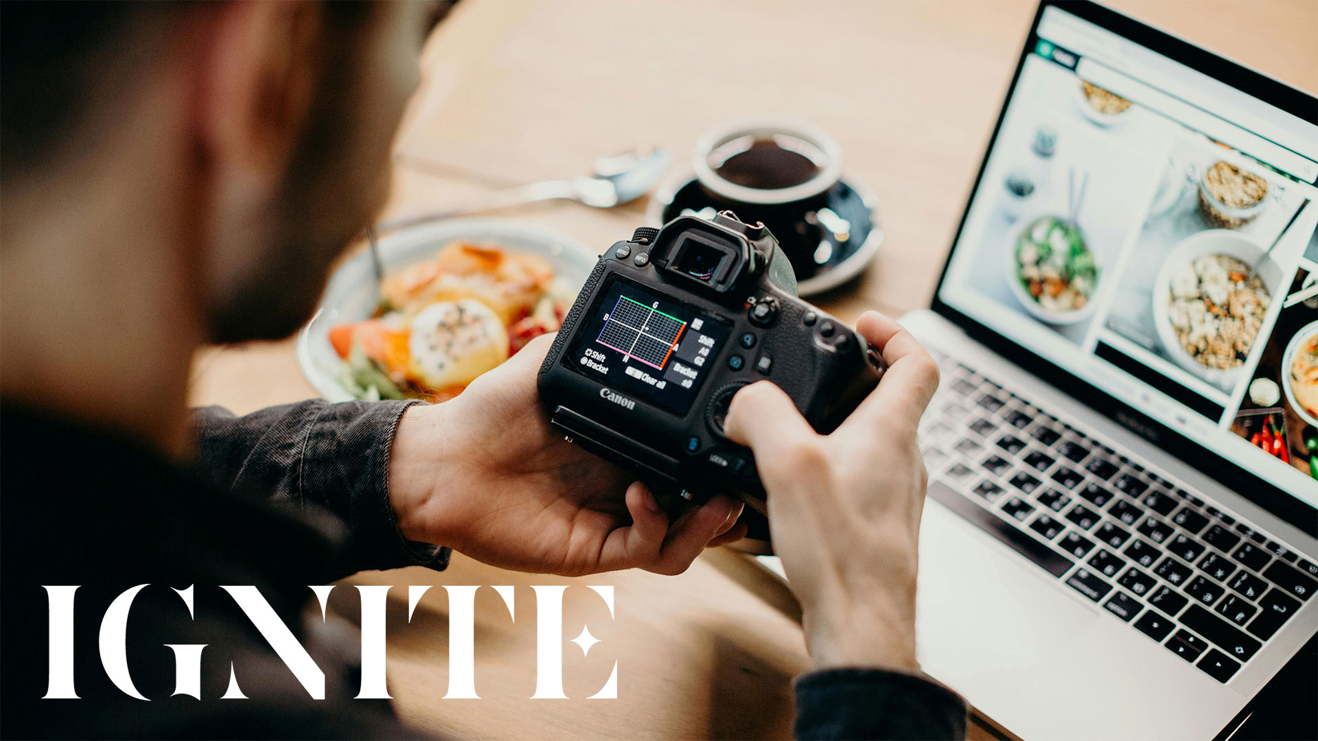 personne réglant sa caméra à côté de son ordinateur portable