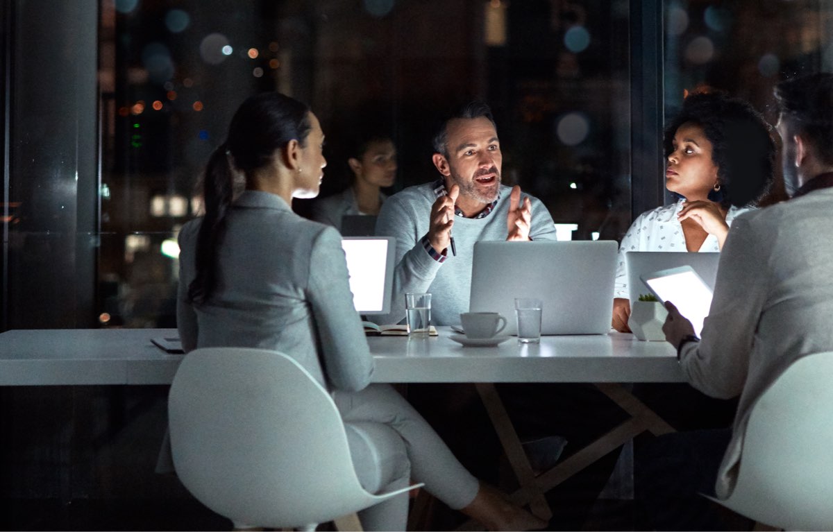 Un groupe de professionels TI en réunion