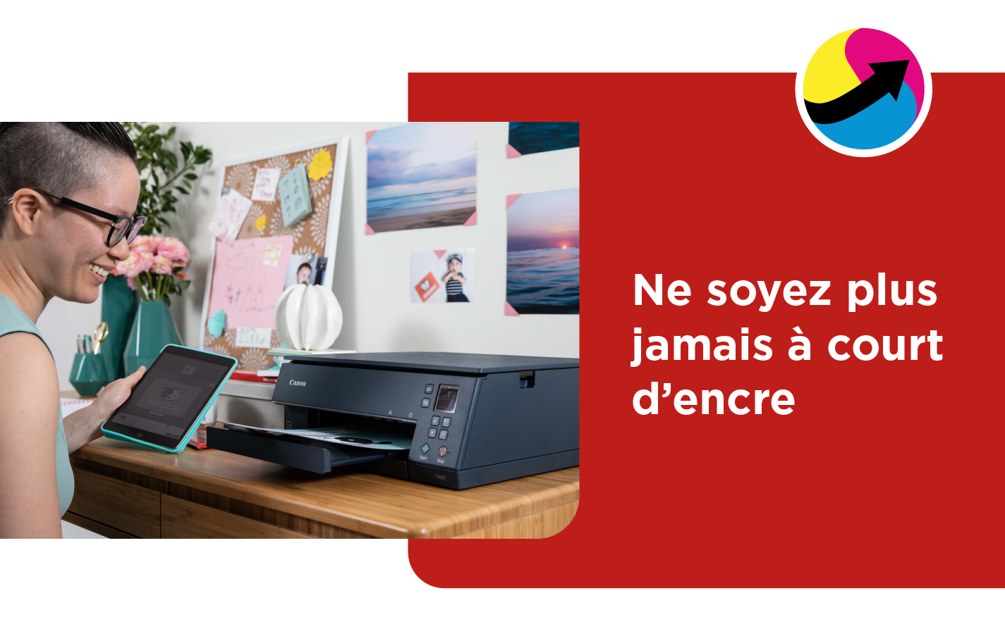 Femme utilisant une imprimante Canon avec sa tablette