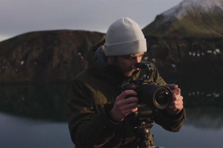 Sam Newton en train de filmer avec la EOS R5 C près d'un lac