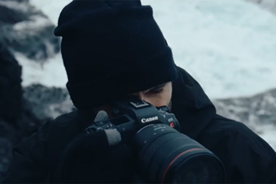 Aaron Brimhall en train de filmer avec la EOS R5 C dans les montagnes japonaises