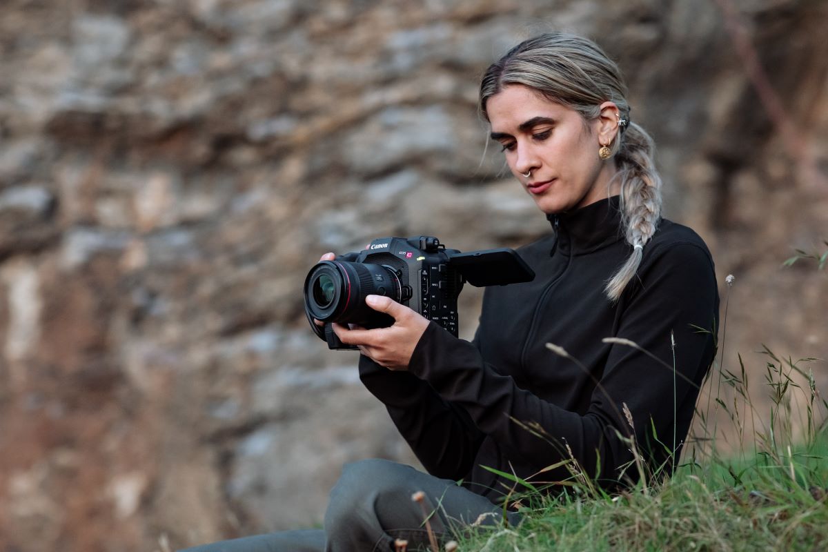Femme en train de filmer avec une EOS C80 à l'extérieur