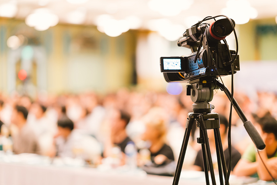 Caméra Canon enregistrant une conférence alors qu'elle est sur un trépied