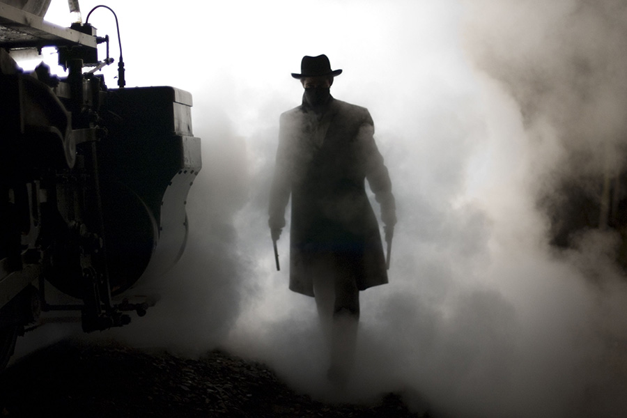 Photo des coulisses d'un cow-boy sortant du brouillard