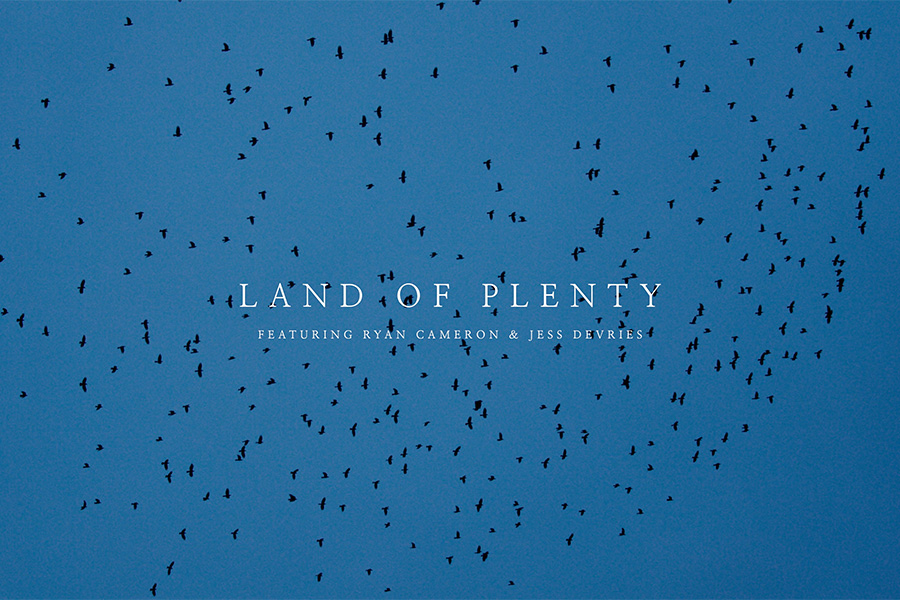 Oiseaux volant dans le ciel crépusculaire avec le titre Land of Plenty mettant en vedette Ryan Cameron et Jess Devries