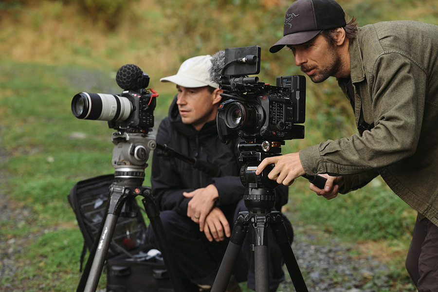 Rupert Walker en train de filmer avec la EOS R5 C