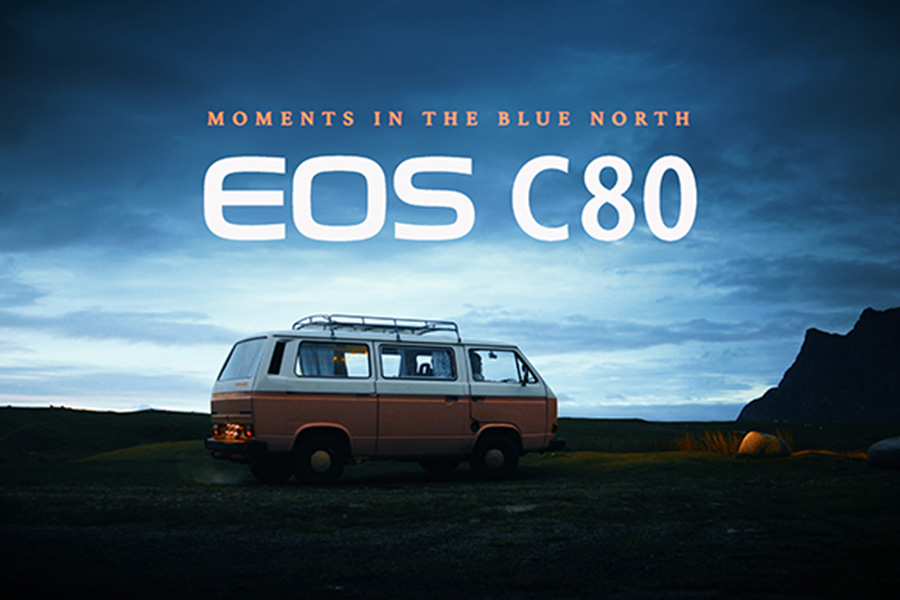 Fourgonnette dans le cercle arctique avec le titre du film dans le ciel