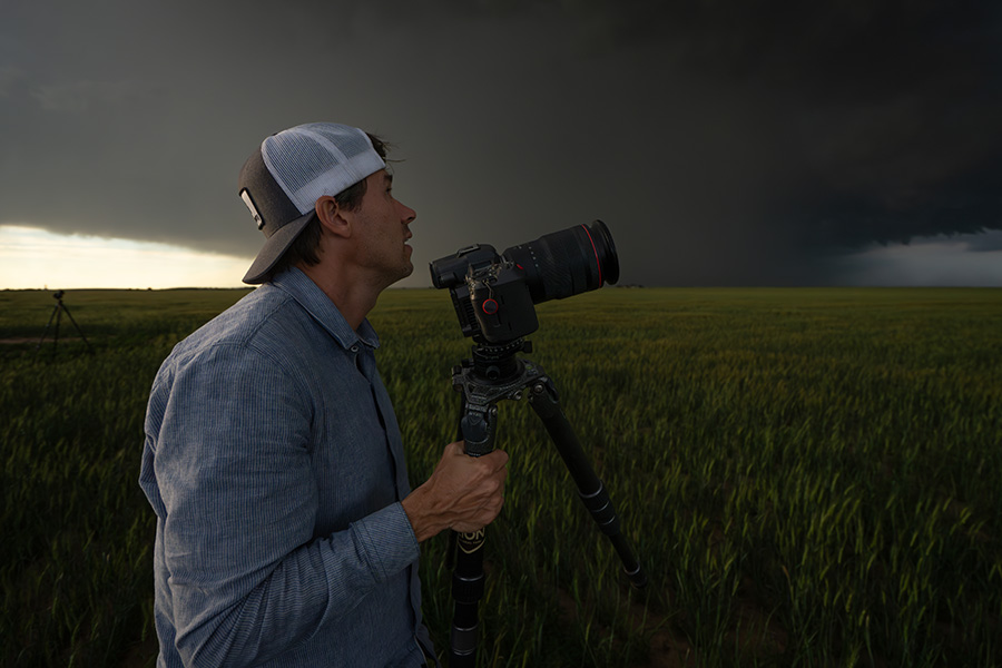 Keith Ladzinski se préparant à filmer une tempête